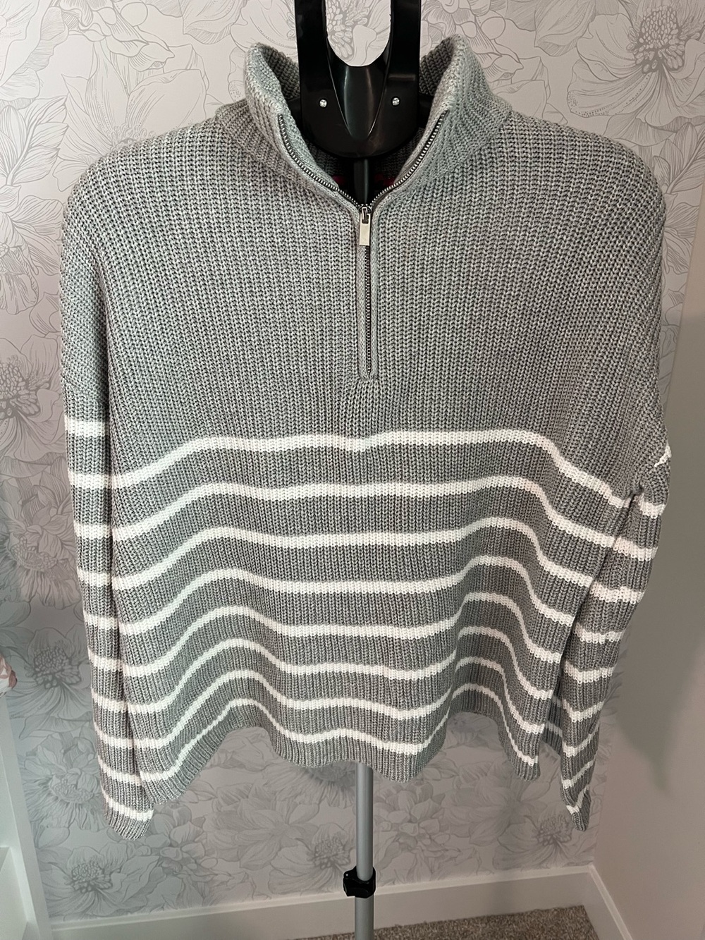 Edikted Women’s Oversized Quarter Zip Gray Sweater. Size small.